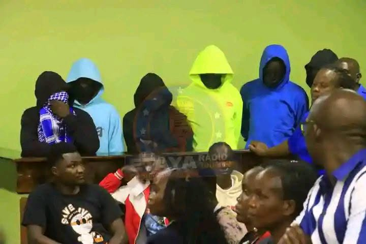 Obuchunju's tweet photo. 7 suspects arrested in connection with the attack on the Linda Mwananchi convoy in Keumbu failed to take a plea today.

The arresting officer and the prosecutor, both state employees, failed to appear in court. 

The magistrate ordered the suspects back to the cells until both sides are ready.