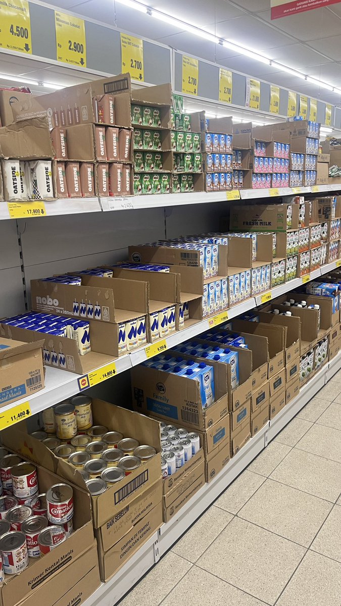 aurevoirje's tweet photo. Aku lagi di o save. Penasaran deh, kenapa mereka bisa murah banget ya? Bahkan bisa lebih murah daripada warung grosiran. Apa faktor yang mereka tekan buat bikin harganya murah ya? Apa mereka ga ambil profit? https://t.co/zdwDfjd0Un