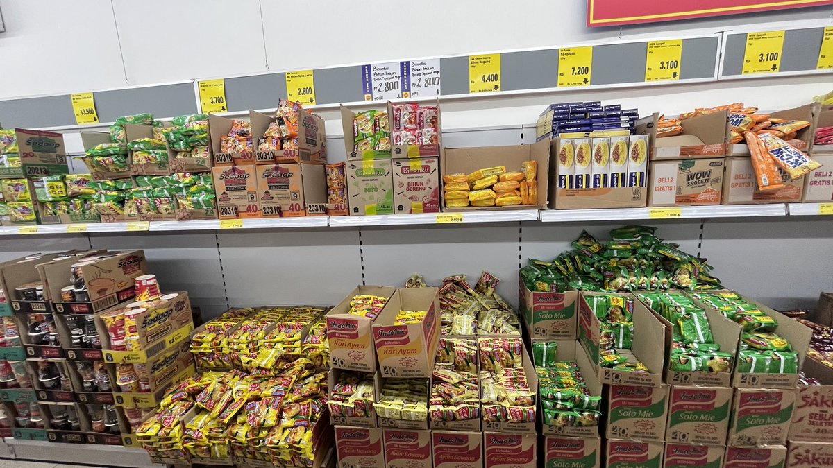 aurevoirje's tweet photo. Aku lagi di o save. Penasaran deh, kenapa mereka bisa murah banget ya? Bahkan bisa lebih murah daripada warung grosiran. Apa faktor yang mereka tekan buat bikin harganya murah ya? Apa mereka ga ambil profit? https://t.co/zdwDfjd0Un