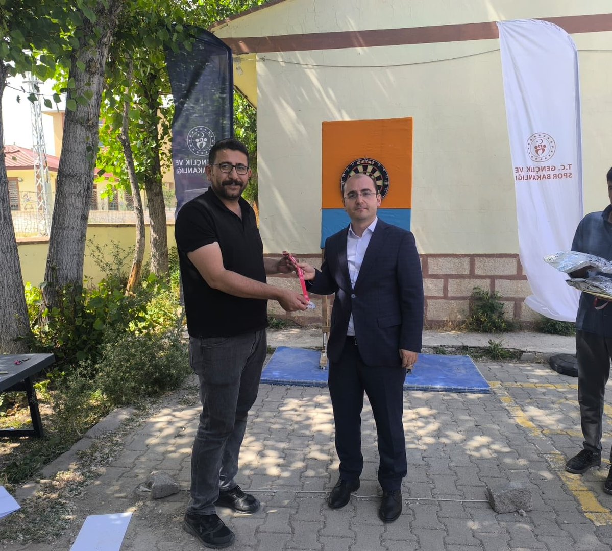 KymkmKaracoban's tweet photo. 🎯 Kaymakamlık Dart Turnuvası Final Etabı

🏆Dereceye giren yarışmacılarımıza ödüllerini veren Sayın Kaymakamımız; sporun birleştirici gücüne dikkat çekerken, dostluk ve centilmenlik içinde geçen nice organizasyonlarda buluşma temennilerini iletti. https://t.co/wZQabQYBW1