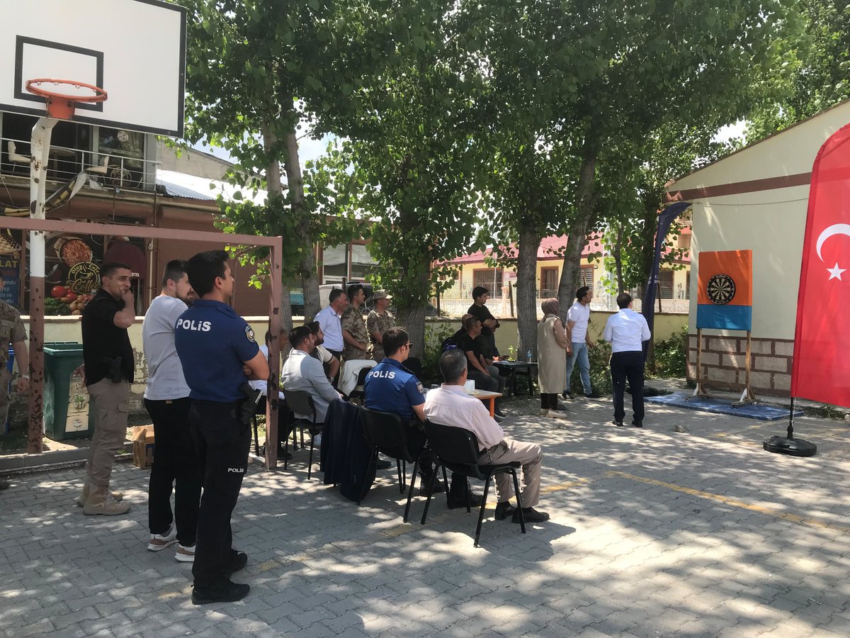 KymkmKaracoban's tweet photo. 🎯 Kaymakamlık Dart Turnuvası Final Etabı

🏆Dereceye giren yarışmacılarımıza ödüllerini veren Sayın Kaymakamımız; sporun birleştirici gücüne dikkat çekerken, dostluk ve centilmenlik içinde geçen nice organizasyonlarda buluşma temennilerini iletti. https://t.co/wZQabQYBW1