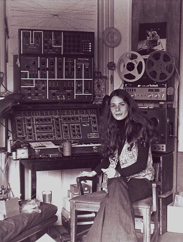 SolarPhasing's tweet photo. Early Days of Laurie Spiegel

https://t.co/CAZFON60QA

#photography #photo #pics #vintage #history #legends #music #drone #ambient #electronicmusic #experimentalmusic #experimental #noise #concretemusic #modular #modularsynth #analog #analosynth #synth #synthesizer #lauriespiegel https://t.co/qQJozHRkzD
