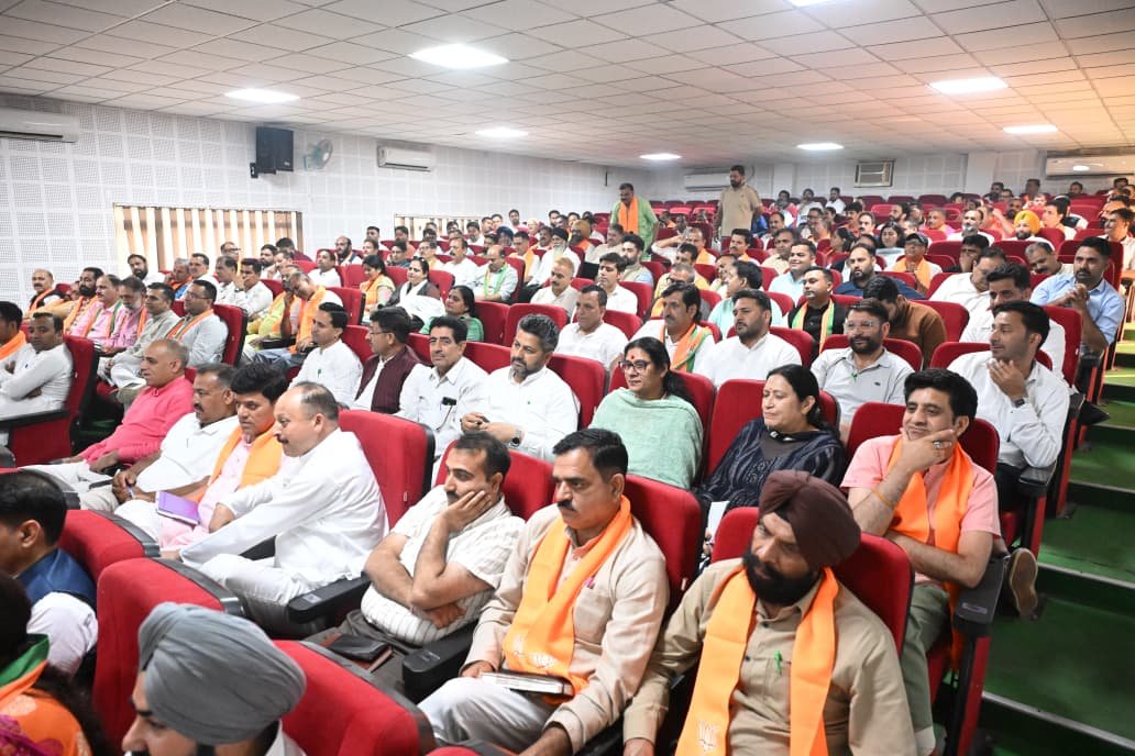 BJP4India's tweet photo. भाजपा राष्ट्रीय अध्यक्ष श्री @NitinNabin आज जम्मू स्थित भाजपा प्रदेश कार्यालय में प्रदेश पदाधिकारियों के साथ आयोजित संगठनात्मक बैठक में प्रदेश अध्यक्ष श्री सत पाल शर्मा के साथ सम्मिलित हुए और संगठन की आगामी कार्ययोजना, जनसंपर्क अभियानों तथा बूथ स्तर तक संगठन को और अधिक सशक्त बनाने सहित विभिन्न संगठनात्मक विषयों पर विस्तृत चर्चा की।