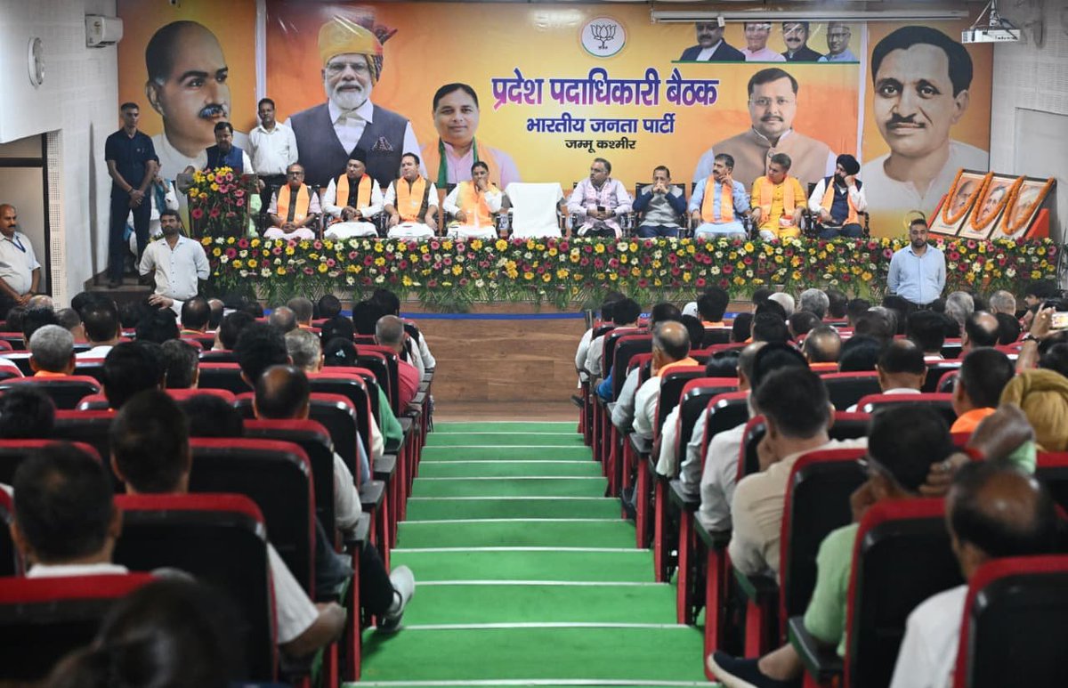 BJP4India's tweet photo. भाजपा राष्ट्रीय अध्यक्ष श्री @NitinNabin आज जम्मू स्थित भाजपा प्रदेश कार्यालय में प्रदेश पदाधिकारियों के साथ आयोजित संगठनात्मक बैठक में प्रदेश अध्यक्ष श्री सत पाल शर्मा के साथ सम्मिलित हुए और संगठन की आगामी कार्ययोजना, जनसंपर्क अभियानों तथा बूथ स्तर तक संगठन को और अधिक सशक्त बनाने सहित विभिन्न संगठनात्मक विषयों पर विस्तृत चर्चा की।