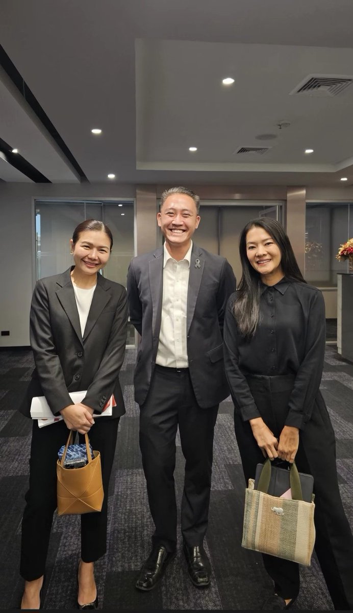 ManoParada's tweet photo. คิดฮอดดดจ้า พี่กอล์ฟ พี่อิ่มเอง และพี่น้องน้ำ #พรรคเพื่อไทย 🤍❤️🥰✌️
#วันนิวัตสมบูรณ์
#ธีรรัตน์สำเร็จวาณิชย์
#จิราพรสินธุไพร https://t.co/nHRZ27PQL1