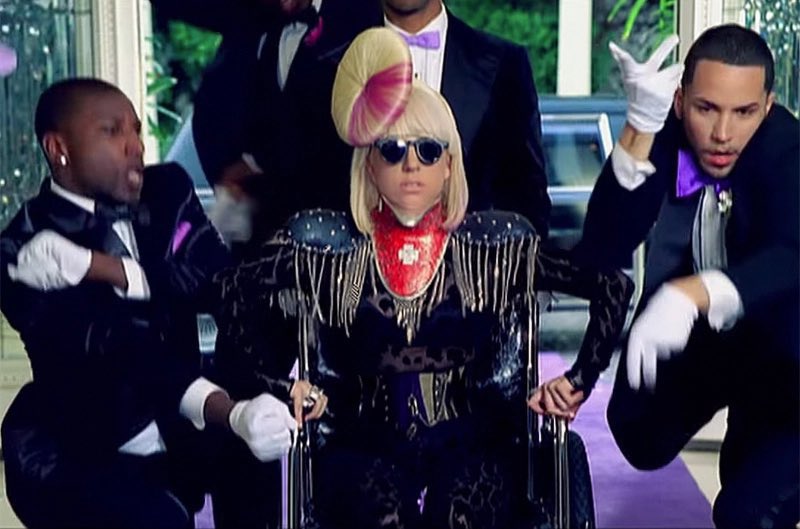 musictrendscol's tweet photo. Se cumplen 17 años desde el estreno de “Paparazzi” de Lady Gaga 🕴️ https://t.co/T5J1LcJ3RZ