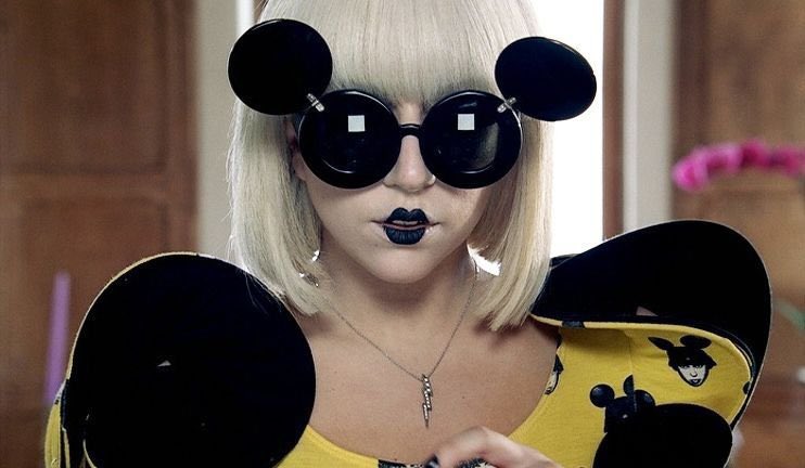 musictrendscol's tweet photo. Se cumplen 17 años desde el estreno de “Paparazzi” de Lady Gaga 🕴️ https://t.co/T5J1LcJ3RZ