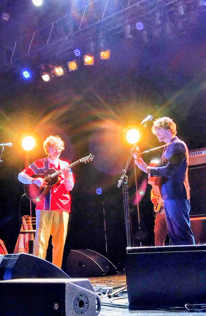 raykimura_art's tweet photo. 16年ぶりのKings of Convenience、多幸感溢れるライヴで最高でした！

二人が向かい合ってギターを弾く姿に胸熱💕

なんと11年前にErlendがソロで来日した時にプレゼントした絵と同じ！

#KingsOfConvenience https://t.co/OcJnvnEtqf