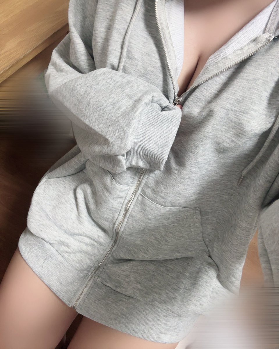 q8l3_2's tweet photo. パーカーってなんかえっちじゃない？
#裏アカ女子 
#裏アカ男子と繋がりたい https://t.co/OM5LA849fT