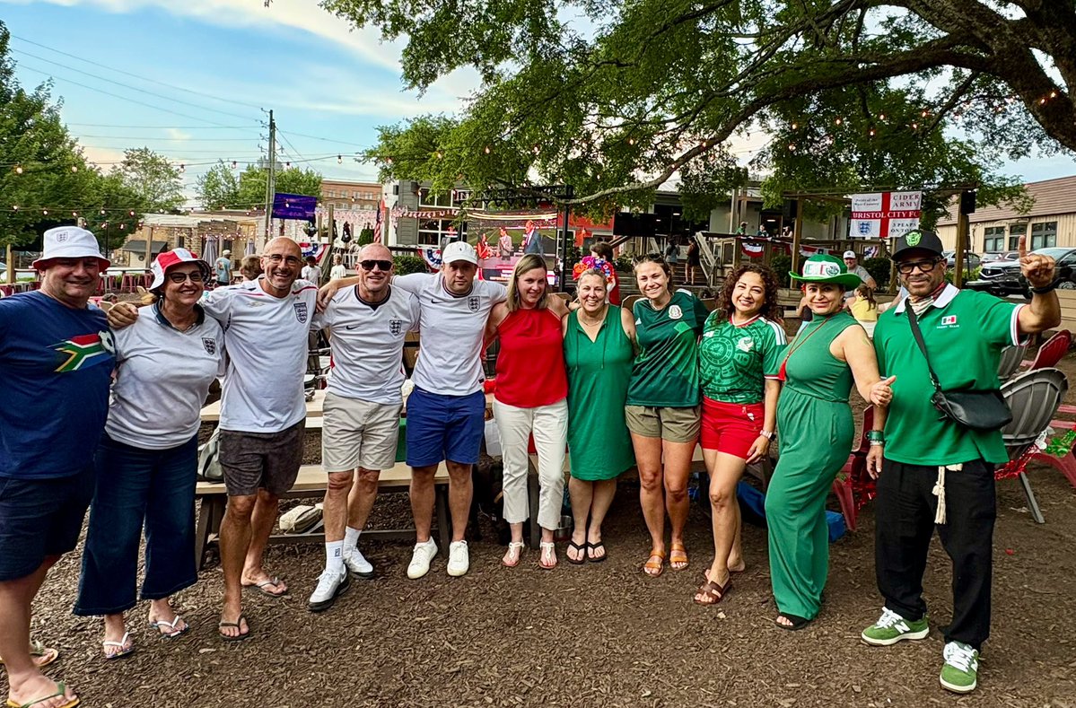 Dr_DeanAllen's tweet photo. @henrywinter @FA Wonderful fans, wonderful people Henry #Mexico https://t.co/2NuCeoDf23