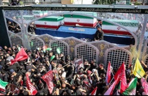 azyzam_14's tweet photo. ای سوگوارانِ تهران، گریه کنید، اما با افتخار.
#حی_علی_العزا https://t.co/JXHyTaGjEI