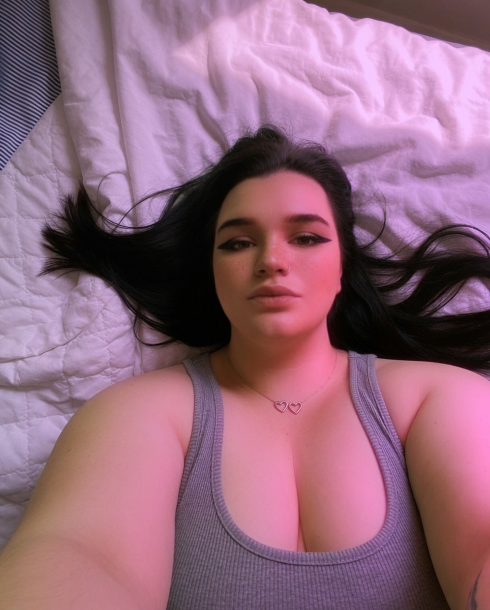 lifewithmya2000's tweet photo. Happy Friday 🖤 https://t.co/MEpJBCRTvO