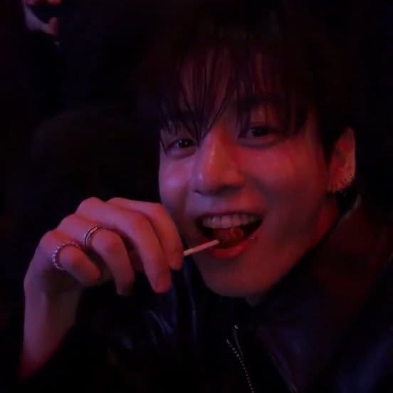 4tkfreevantae's tweet photo. filo #taekookau 

—Where in Jungkook’s a bad influence “daw”. https://t.co/pB6CPovl7r