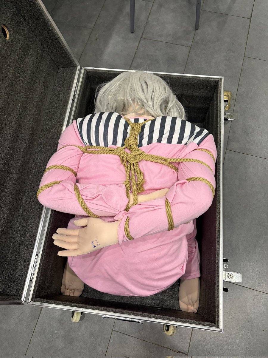 S2T0079's tweet photo. 囚服+五花大绑+装箱=（？
哇哦还有活埋play的哦
绳@FF_hiahia
#囚服 #捆绑 #拘束 #女囚 https://t.co/R2SmLbEpN2