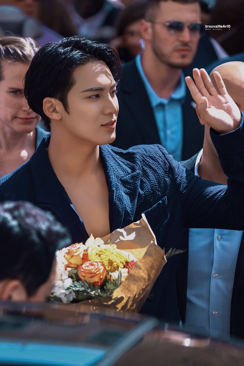 Ari0_46's tweet photo. 260706

우리 왕자님 또 꽃 받았네💐

MINGYU FOR DIOR COUTURE
#민규 #MINGYU #MINGYUxDior #DiorCouture
@Dior @pledis_17 https://t.co/PqWtNdKEkX