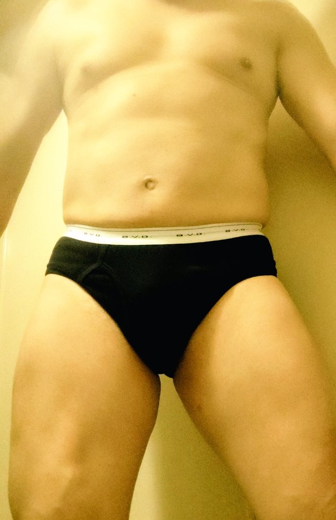 wearing_briefs's tweet photo. 黒買ったの20年以上も前かも知れない。
モッコリ目立たない😅
#BVD https://t.co/Gah8BXTmKn