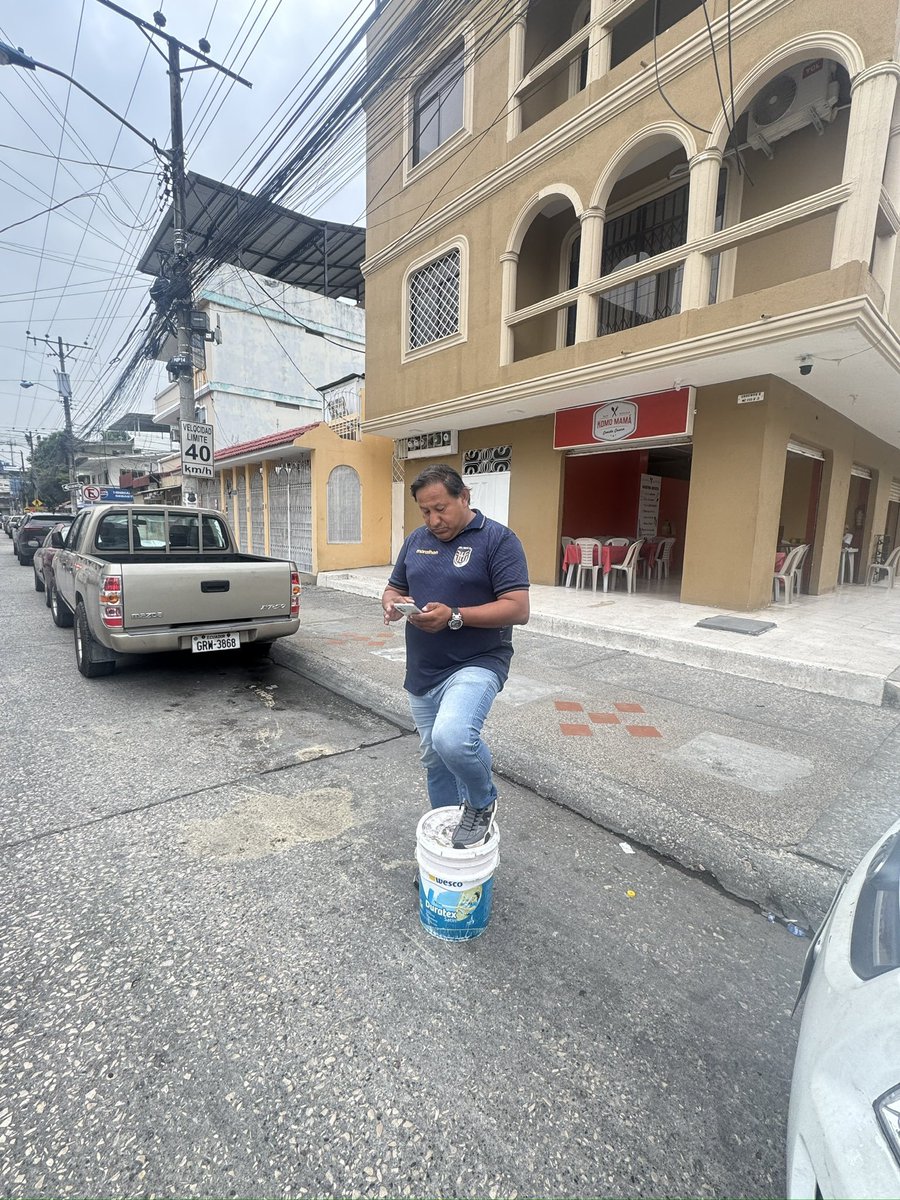 EmergenciasEc's tweet photo. #DenunciaCiudadana
En el sector de Urdenor, propietarios de locales se adueñan de los parqueos en la vía pública. https://t.co/Tj3DO7rkEO