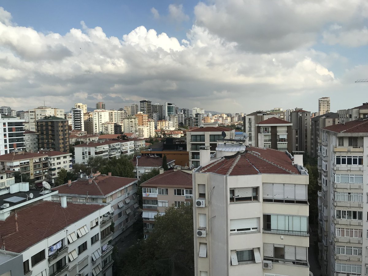 oytuneyucel's tweet photo. @meleklerinpayi 2018'de eski evlerin direnmeye çalıştığı dönemden. ne yazık ki kalamış sahil gibi kat sınırı konulmadan, kentsel dönüşüm zengini şirketlerin eline koordinasyon kurulmadan verilmiş, kadıköy belediyesi'nin iş bilmezliği ve paragözlülüğüyle kontrolden çıkmış bir mahalle kıyımı https://t.co/iaPRmFYOen