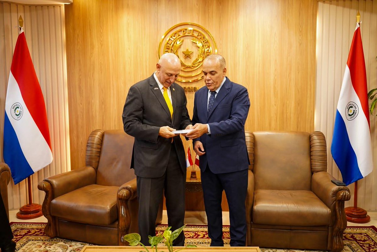 agparaguay's tweet photo. 🇵🇾🤝🇵🇪 @bachinunezpy recibe a congresistas peruanos y reafirma los lazos parlamentarios entre Paraguay y Perú

El presidente del Senado, Basilio Núñez, recibió a la delegación de congresistas de la República del Perú, integrantes de la Liga Parlamentaria de Amistad Perú-Paraguay, en un encuentro orientado a fortalecer la cooperación y las relaciones bilaterales.

La comitiva estuvo integrada por las congresistas peruanas María Acuña y José Cueto, acompañados por la embajadora del Perú, Antonia Masana, y los senadores paraguayos @Nataliciochase1, @lizarellapy, Nano Galaverna y @DerlisMaidanaPy. 🏛️🌎