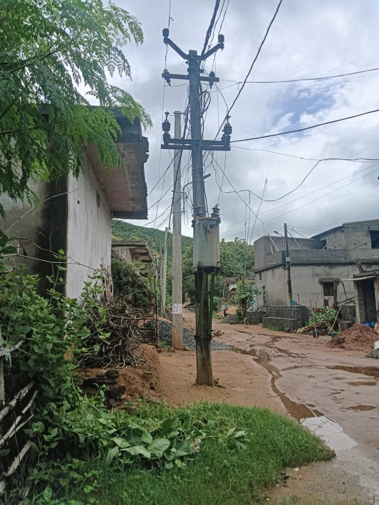 RajeshS2001's tweet photo. @districtadmndkl @TPCentralOdisha @KVSinghDeo1 ହିନ୍ଦୋଳ NACର ୱାର୍ଡ ନଂ-15ରେ ଥିବା ଅବ୍ୟବହୃତ ଟ୍ରାନ୍ସଫର୍ମର ଓ ବିଦ୍ୟୁତ ଖୁଣ୍ଟ ହଟାଇବା ପାଇଁ ନଭେମ୍ବର 2025ରେ ଲିଖିତ ଅଭିଯୋଗ ଦିଆଯାଇଥିଲା। କିନ୍ତୁ ଆଜି ପର୍ଯ୍ୟନ୍ତ କୌଣସି ପଦକ୍ଷେପ ନିଆଯାଇନାହିଁ |ବିଭାଗ କୁମ୍ଭକର୍ଣ୍ଣନିଦ୍ରାରେ |ଦୟାକରି ତୁରନ୍ତ କାର୍ଯ୍ୟାନୁଷ୍ଠାନ ନିଅନ୍ତ https://t.co/aoxxoqWYVf