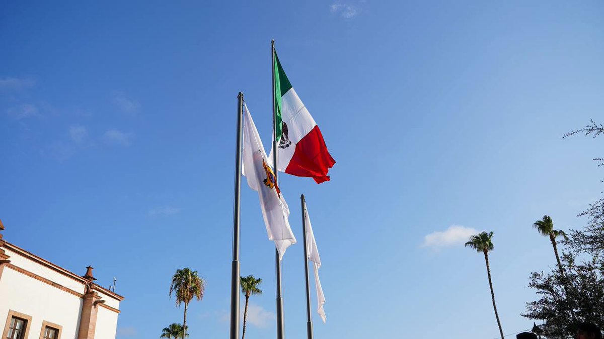 gobnld's tweet photo. La presidenta municipal Carmen Lilia Canturosas Villarreal asistió a la ceremonia de Honores a la Bandera, con la participación de la Dirección de Cultura Física y Deporte, reafirmando los valores cívicos y el respeto a nuestros símbolos patrios. #JuntosLoHacemosPosible✨ https://t.co/R1FVisrZvK