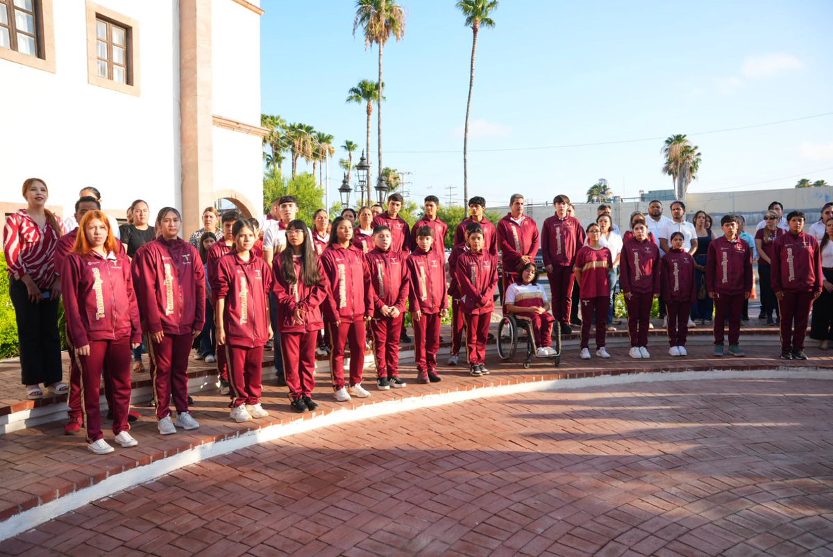 gobnld's tweet photo. La presidenta municipal Carmen Lilia Canturosas Villarreal asistió a la ceremonia de Honores a la Bandera, con la participación de la Dirección de Cultura Física y Deporte, reafirmando los valores cívicos y el respeto a nuestros símbolos patrios. #JuntosLoHacemosPosible✨ https://t.co/R1FVisrZvK