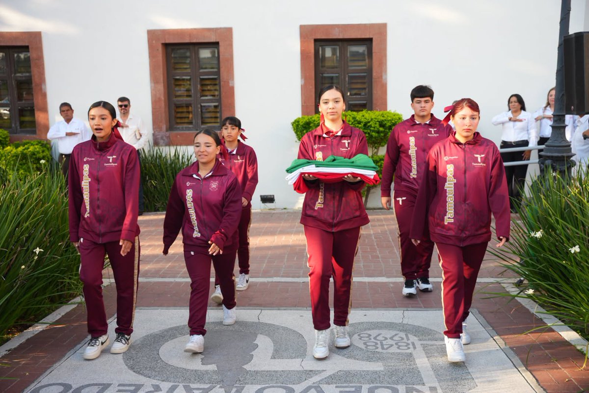 gobnld's tweet photo. La presidenta municipal Carmen Lilia Canturosas Villarreal asistió a la ceremonia de Honores a la Bandera, con la participación de la Dirección de Cultura Física y Deporte, reafirmando los valores cívicos y el respeto a nuestros símbolos patrios. #JuntosLoHacemosPosible✨ https://t.co/R1FVisrZvK
