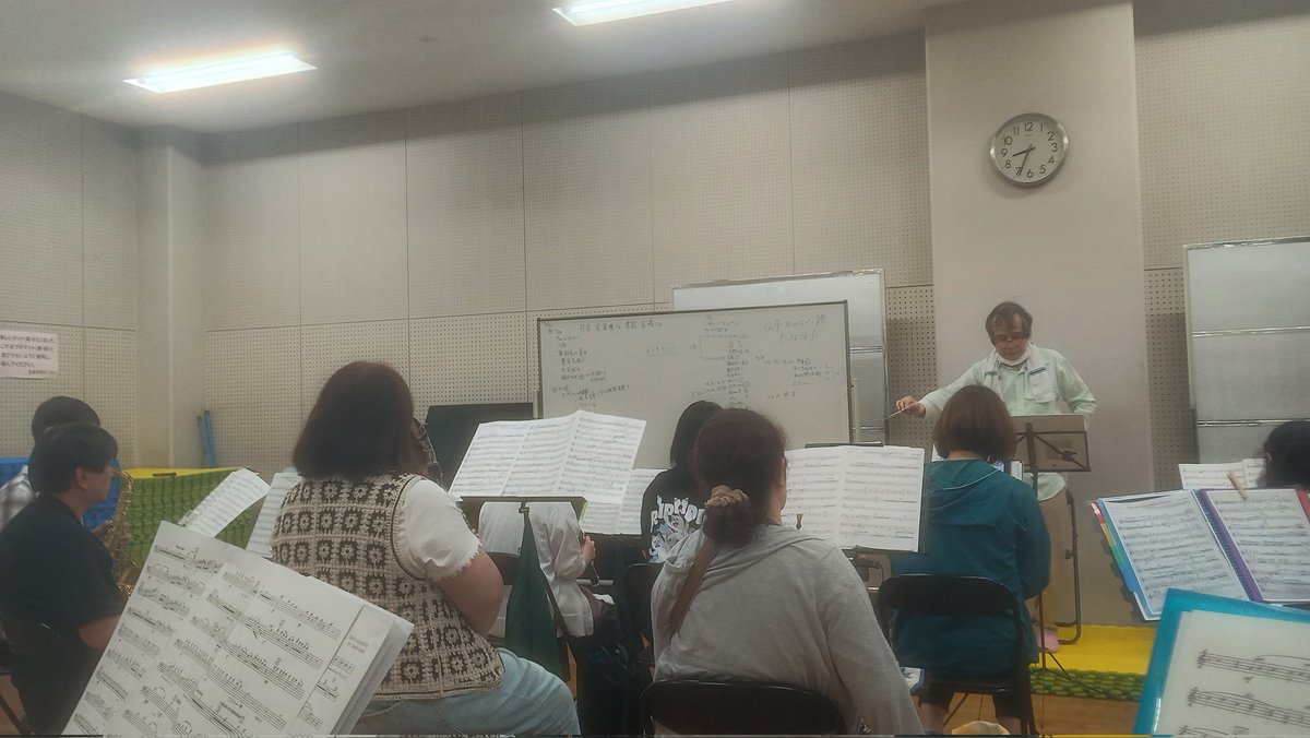 minasewind's tweet photo. 土曜日は練習日🎵
雨が続くと気持ちも落ちてきますが、元気よくいきましょー

クラリネットの見学者さんがいらっしゃって賑やかな合奏でした
なんとッ！そのまま入団も頂きました㊗️
ﾜｰｲﾜｰｲヽ(=´▽`=)ﾉ

#みなせ #MWE #吹奏楽 https://t.co/iDgoiFRwif