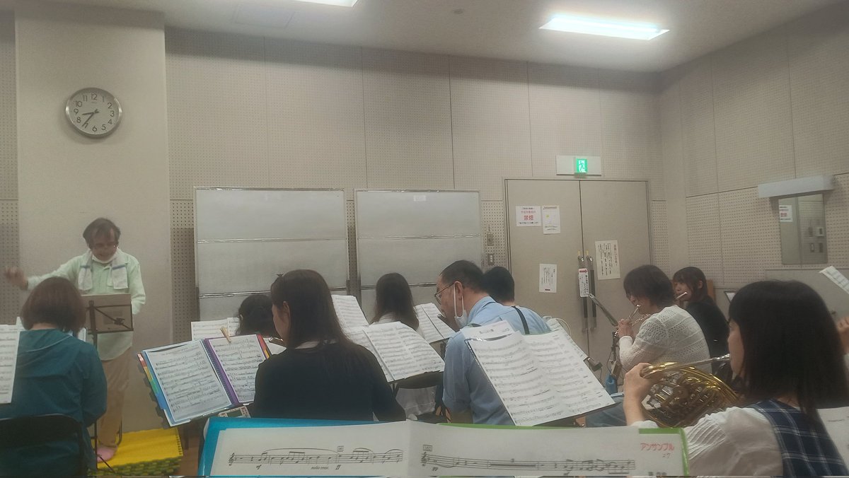 minasewind's tweet photo. 土曜日は練習日🎵
雨が続くと気持ちも落ちてきますが、元気よくいきましょー

クラリネットの見学者さんがいらっしゃって賑やかな合奏でした
なんとッ！そのまま入団も頂きました㊗️
ﾜｰｲﾜｰｲヽ(=´▽`=)ﾉ

#みなせ #MWE #吹奏楽 https://t.co/iDgoiFRwif