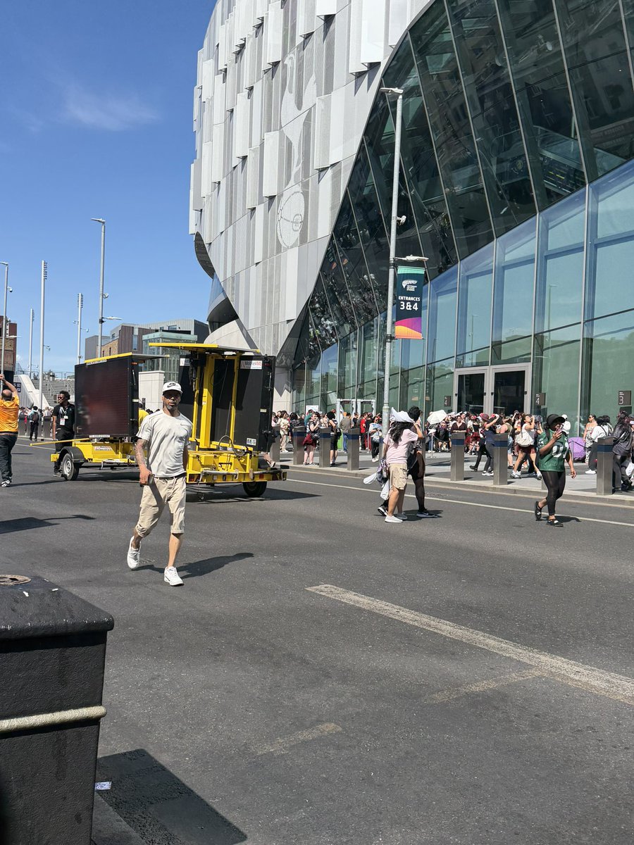 cunggiwa's tweet photo. They finally close the road 👏👏👏

#BTS_WORLDTOUR_ARIRANG_LONDON https://t.co/3tWxXll13g