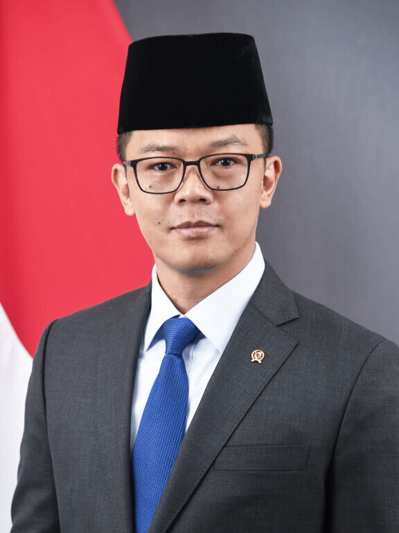 abulmuzaffar10's tweet photo. Menlu barusan klarifikasi, guys!

Alasan kenapa ga ada pejabat setingkat menteri, tidak bisa hadir untuk melayat ke Iran

Karena adanya pertimbangan teknis dan kesibukan pejabat.

Tapi akibatnya..
Dubes Indonesia yang melayat Alm. Ayatollah Ali Khamenei TIDAK DIKASIH AKSES ke area persemayaman beliau.

Soalnya, Iran hanya memperbolehkan pejabat setingkat menteri dan di atasnya untuk bisa masuk dan memberi penghormatan terakhir.

===
Padahal… kita punya 48 menteri dan 56 wakil menteri.

Wamenlu sendiri ada 3 orang. Salah satunya punya spesialisasi di Timur Tengah.

Bahkan kita bisa kirim Ketua DPR/MPR dan Utusan Khusus.

Masa sih semuanya pada ga bisa? Undangannya sudah diberikan oleh Iran sendiri loh.

Negara lain aja bisa kirim delegasi selevel menteri kok.  

Wajar banyak yang bertanya-tanya, termasuk Dino Patti Djalal, soal keputusan pemerintah yang hanya mengirim dubes. 

Padahal, ini Iran loh. Ini regional power di Timteng loh. Sayang banget kalau kita ga bisa berteman dengan Iran.

FOTO: KEMENLU, Khamenei (dot) ir