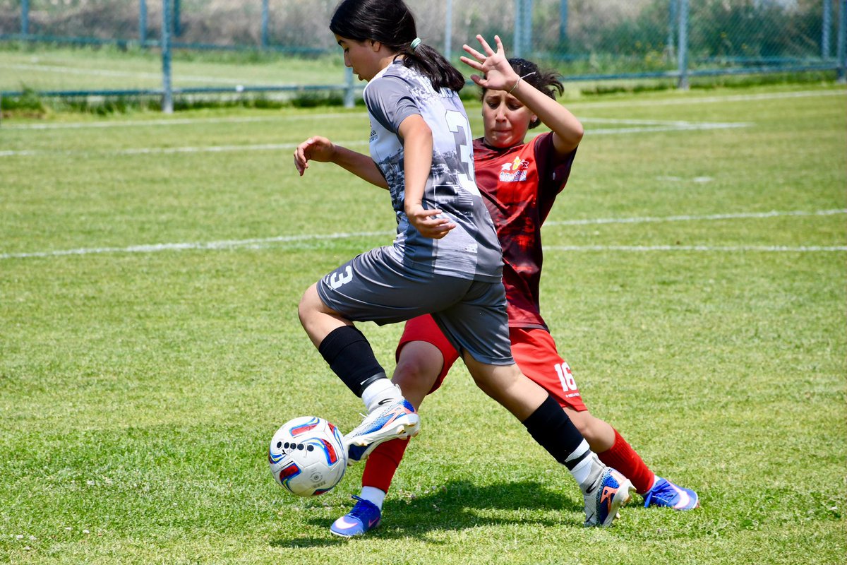 GSB_Afyon's tweet photo. ANALİG Yıldızlar Futbol Grup Müsabakaları Tamamlandı

Anadolu Yıldızlar Ligi (ANALİG) Yıldızlar Futbol Grup Müsabakaları tamamlandı. Organizasyona 8 farklı ilden toplam 170 sporcu katıldı.

Kızlar kategorisinde A Grubu’nda İzmir, Uşak ve Kocaeli; B Grubu’nda ise Manisa, İstanbul Avrasya ve İstanbul Anadolu takımları mücadele etti.

Grup müsabakaları sonunda A Grubu’nu İzmir birinci, Kocaeli ikinci; B Grubu’nu ise Manisa birinci, İstanbul Anadolu ikinci sırada tamamladı. Türkiye Finalleri’ne kızlarda İzmir, Manisa ve Kocaeli takımları katılmaya hak kazandı.

Erkekler kategorisinde ise A Grubu’nda Bursa, Kocaeli ve İzmir; B Grubu’nda Muğla, Manisa ve Sakarya takımları mücadele etti.

Grup karşılaşmaları sonunda A Grubu’nda Kocaeli birinci, Bursa ikinci; B Grubu’nda Sakarya birinci, Muğla ikinci oldu. Türkiye Finalleri’ne erkeklerde Kocaeli, Sakarya ve Bursa takımları katılma hakkı elde etti.

Müsabakaların ardından düzenlenen ödül töreninde dereceye giren takımlara ödülleri, Spor Hizmetleri Müdürü Yılmaz Erşen tarafından takdim edildi. ANALİG Yıldızlar Futbol Grup Müsabakaları, ödül töreninin ardından sona erdi.
@OA_BAK @gencliksporbak