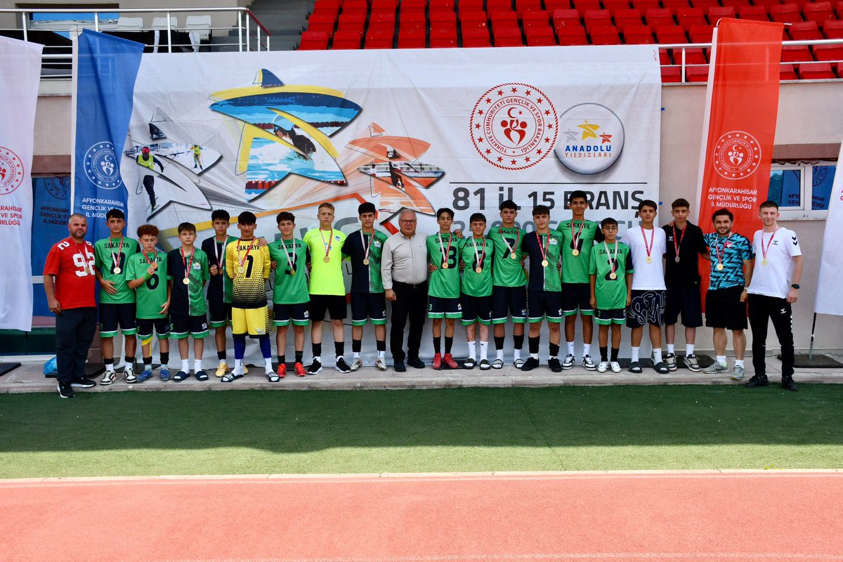 GSB_Afyon's tweet photo. ANALİG Yıldızlar Futbol Grup Müsabakaları Tamamlandı

Anadolu Yıldızlar Ligi (ANALİG) Yıldızlar Futbol Grup Müsabakaları tamamlandı. Organizasyona 8 farklı ilden toplam 170 sporcu katıldı.

Kızlar kategorisinde A Grubu’nda İzmir, Uşak ve Kocaeli; B Grubu’nda ise Manisa, İstanbul Avrasya ve İstanbul Anadolu takımları mücadele etti.

Grup müsabakaları sonunda A Grubu’nu İzmir birinci, Kocaeli ikinci; B Grubu’nu ise Manisa birinci, İstanbul Anadolu ikinci sırada tamamladı. Türkiye Finalleri’ne kızlarda İzmir, Manisa ve Kocaeli takımları katılmaya hak kazandı.

Erkekler kategorisinde ise A Grubu’nda Bursa, Kocaeli ve İzmir; B Grubu’nda Muğla, Manisa ve Sakarya takımları mücadele etti.

Grup karşılaşmaları sonunda A Grubu’nda Kocaeli birinci, Bursa ikinci; B Grubu’nda Sakarya birinci, Muğla ikinci oldu. Türkiye Finalleri’ne erkeklerde Kocaeli, Sakarya ve Bursa takımları katılma hakkı elde etti.

Müsabakaların ardından düzenlenen ödül töreninde dereceye giren takımlara ödülleri, Spor Hizmetleri Müdürü Yılmaz Erşen tarafından takdim edildi. ANALİG Yıldızlar Futbol Grup Müsabakaları, ödül töreninin ardından sona erdi.
@OA_BAK @gencliksporbak