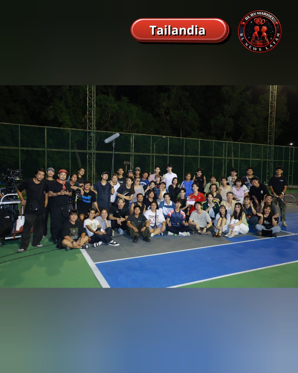 BLNEWSLATAM's tweet photo. 🎬🎾 ¡Finalizan grabaciones!
Concluyeron las filmaciones del BL Match Point Series con TeshowPing y SingChimon. Dos rivales deben cooperar para ganar en tenis, enamorándose en el proceso. Estreno este 2026.
#MatchPointSeries #TeshowPing #SingChimon #BLNewsLATAM https://t.co/L8ZbM04kkW