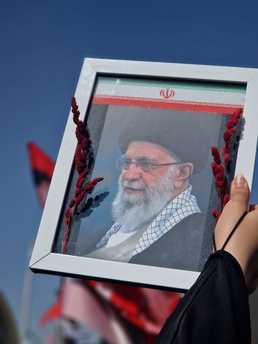 MamadAkela's tweet photo. برای بدرقه رهبری که شجاعتش زبانزد تاریخ و حکمتش لنگرگاه ثبات ما بود، تمام جاده‌های ایران را به سمت پایتخت بپیمایید. 
بگذارید تهران شاهد قیام ملتی باشد که برای وداع با مقتدای خود، یکپارچه برخاسته است. شکوه این بدرقه، ضامن اقتدار ماست....
#حی_علی_التهران https://t.co/e4AOu5FY6Y