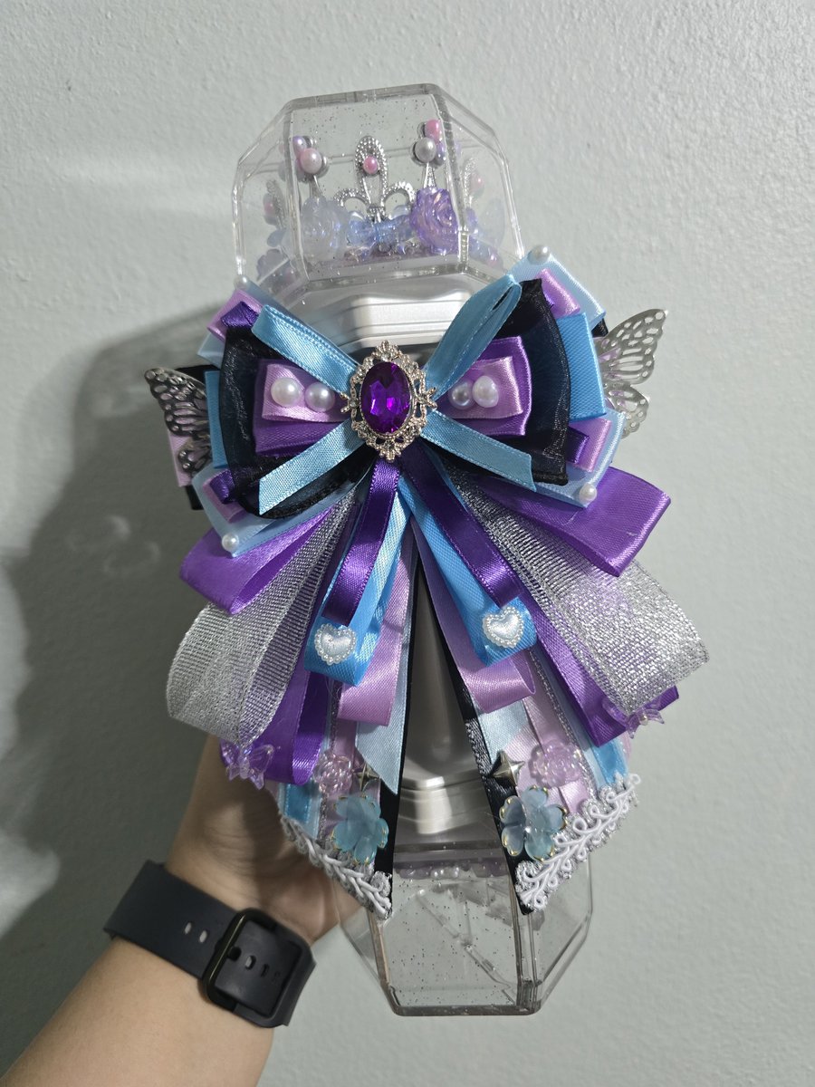 Asherexz_'s tweet photo. เป็นสาววายเลือกไม่ได้ต้องทำยังไง ก็ทำโบว์แท่งไฟ 3 สีไปเลยค้าบ 💙💜🖤 เยโนฮัมที่รักของผม ฮรือๆๆๆ ผมชิปของผม ผมรักของผมอยู่ตรงนี้ 😭😭😭😭 ชอบมากอ่ะ ร้านทำสวยมาก คู่สีถูกใจ โฮรรรรรรรร พร้อมไปคอนแล้วค้าบ ต้องกดบัตรได้เท่านั้น! เยโนฮัมจงเจริญ! 🫶🥹 https://t.co/vXD10gG30t