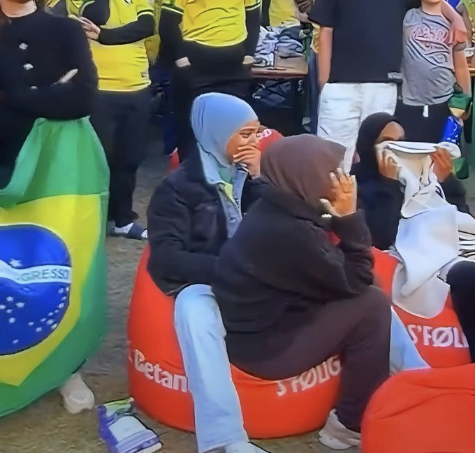 rebew_lexa's tweet photo. Während einer Gedenkminute vor dem WM-Spiel zwischen Brasilien und Norwegen blieben mehrere somalische Migranten demonstrativ sitzen. 
Statt aufzustehen, kicherten und spotteten sie während der Schweigeminute, die der norwegische Sender TV 2 für den von einem Migranten ermordeten schwedischen Familienvater Christian Zedig abgehalten hatte.