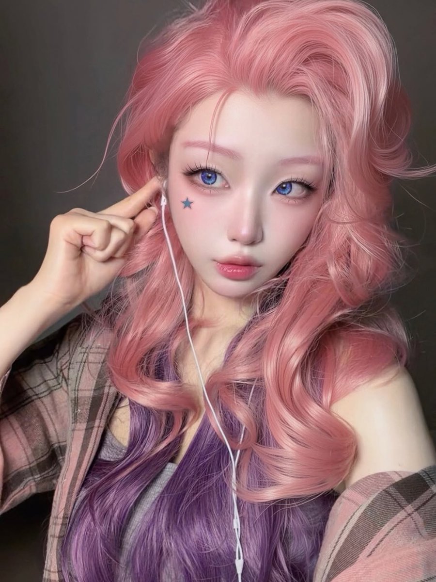 red_bell03's tweet photo. 세상을 바꿔보는 거야!🎧🎤🎶🎵
#Seraphine #LOL #cosplay #세라핀 #cos https://t.co/3KGRAKaPqF