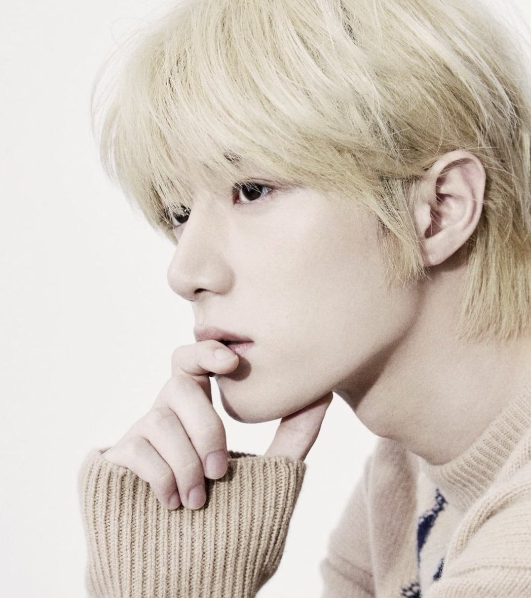 _llxvb2's tweet photo. 턱 괸 범규가 너무 좋아  Ĭ ^ Ĭ 
저 턱선이 가능한거라고? https://t.co/FiVTa5ns1N