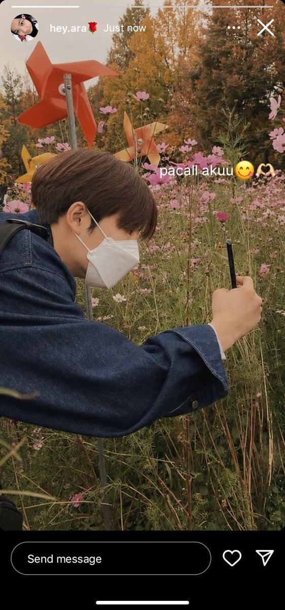 araadump's tweet photo. our garden date. 🌷
the flowers were pretty, but you made the day prettier.
#tmsd #TreasureMakerSelcaDay #TeumeSelcaDay #teume #트메 #JIHOON #지훈 #TREASURE #트레저 @treasuremembers https://t.co/MGbo11ln8J