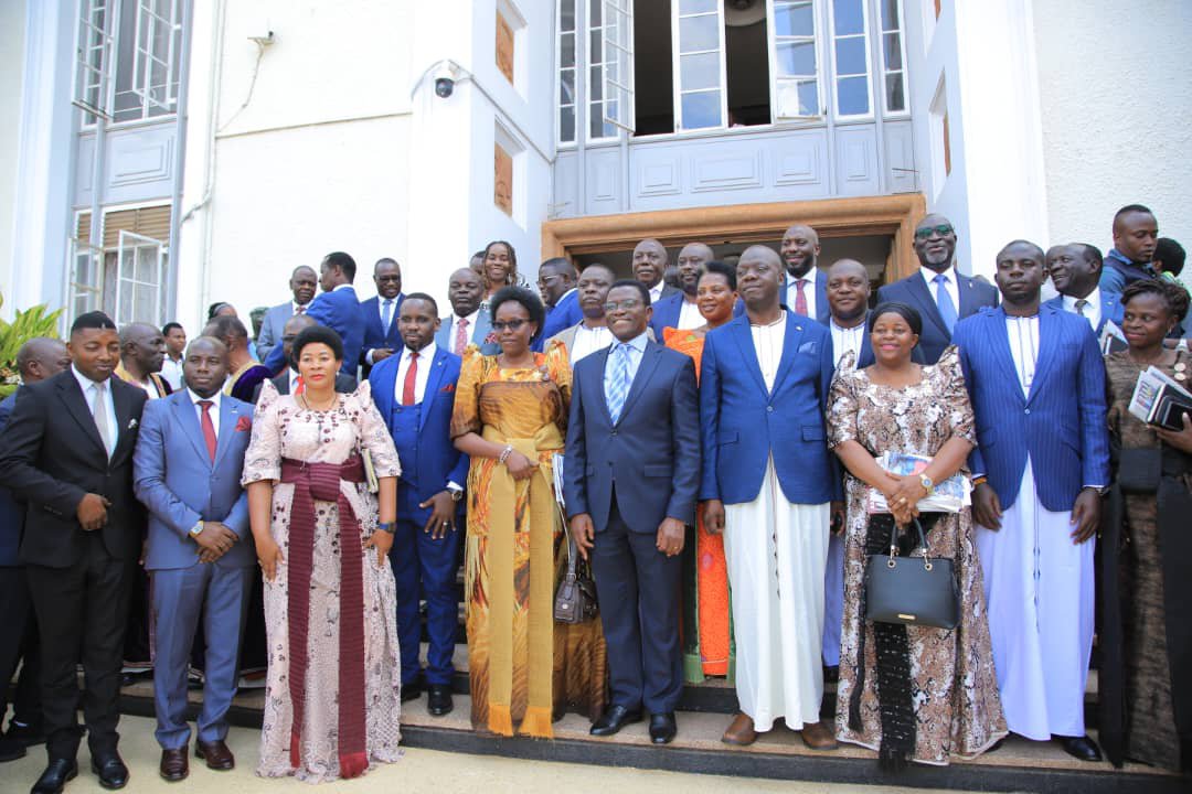 cpmayiga's tweet photo. Nneebaza Obuganda bwonna obugoberedde enteekateeka y'okusoma Embalirira leero, wamu n'abo be tubadde nabo mu lutuula lw'olukiiko lwa Buganda.

Tuzze tukula mu nsimbi ze tuzze tufuna, kino kivudde ku buyiiya, obunyiikivu n'okukola n'okwagala ate buli kintu ne kikolebwa mu bwerufu awatali ku kukuta, kyemuva mulaba nga obusente obutono bwe tukunganya tuliko bye tukola ate nga tebinyomebwa.

Twongera kukubiriza bantu ba Buganda, tusitule omutindo mu buli kye tukola olwo Buganda tujja kugizza ku Ntikko.

#EmbaliriraYaBuganda2026