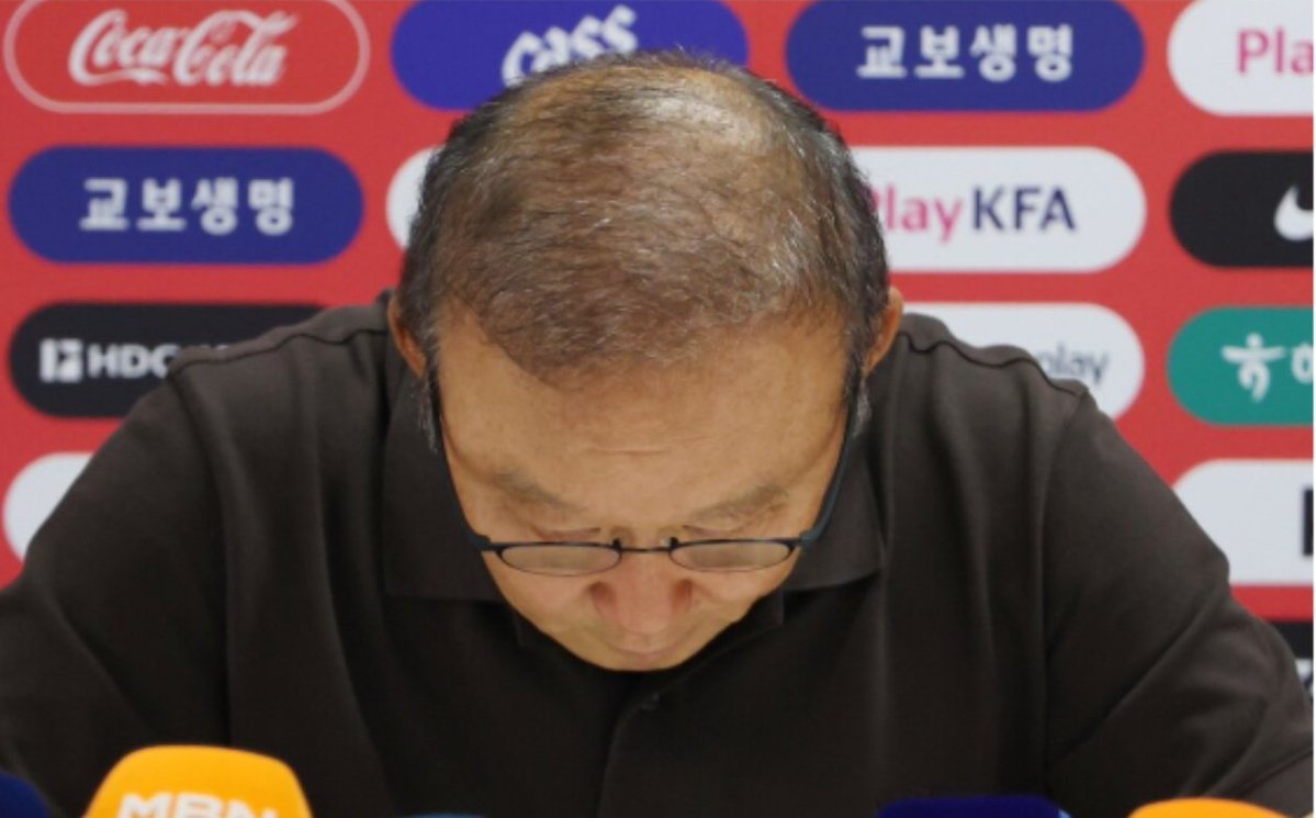 TBJorry's tweet photo. 모두가 도망칠 때, 고개 숙인 전 박항서 감독

환갑을 앞둔 그를 다들 '끝난 감독'이라 불렀고,
2002년 히딩크호 수석코치, 
그 뒤론 내리막이었다.
프로 무대에서 밀려나 실업 무대까지 내려갔으니.

​환갑 무렵, 
아무도 주목 않던 베트남에서 연락이 왔지만,
"6개월도 못 버틴다"는 조롱부터 들었다.

​"체력이 약하다"던 선수들,
검사해보니 전원 합격이었다.
약한 게 아니라 약하다고 믿은 게 문제였다.

​식단을 바꾸고, 다친 발을 직접 주물러줬다.
스즈키컵 우승, 아시안게임 4강, 아시안컵 8강,
​60년 만의 SEA게임 금메달,
첫 월드컵 최종예선까지 썼다.

우승 격려금 10만 달러를 베트남에 기부했고,
쌀딩크로 불리며 영웅이 됐다.

​2025년 대한축구협회 부회장으로 돌아왔고
2026년 월드컵도 함께했다.

​조별리그 탈락 앞에서, 그가 먼저 고개를 숙였다.
마지막 경기 후 현지에서도,
귀국하는 날 맨 앞에서 카트를 끌면서도.

​"선수들은 최선을 다했다"는 말만 남겼다.
현 집행부 중 유일하게 스스로 물러난 박항서,
책임질 필요가 적었던 사람이, 
가장 먼저 고개를 숙였다.