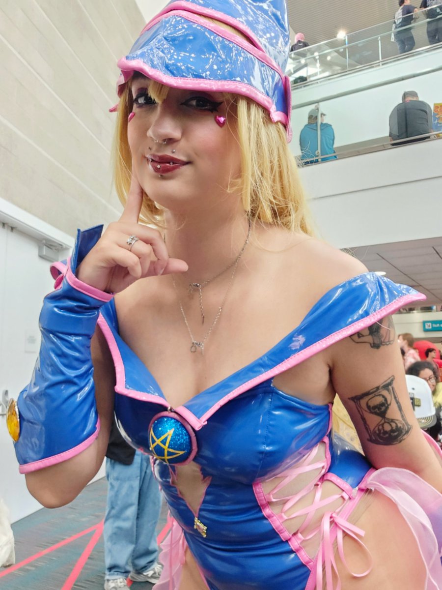clownstars_'s tweet photo. Ty for all the love on my DMG day 3 and the stairs after party was a perfect end to the con 🫶🏻😜
#AnimeExpo #AX #yugioh #darkmagaiciangirl #ax2026 https://t.co/oaoYDB9913