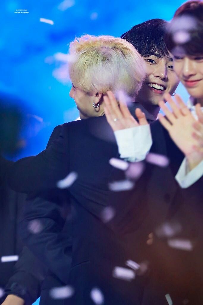 konotenotodoku's tweet photo. 抱っこされて当然 な子犬の顔 https://t.co/UKtcz9XRjA