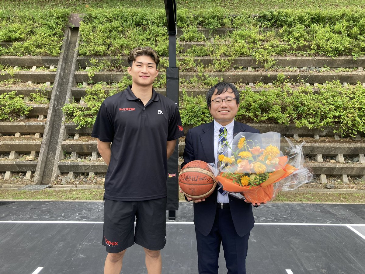 meitetsu's tweet photo. まだ今日なので、、、

本日で38歳になりました！

日頃多くの皆様にお世話になり
誠にありがとうございます🙇‍♂️
(いつもド派手に申し訳ございません！)

本日の贈呈式で
湧川選手・三遠様より
お祝いをいただきました🐤
心より感謝申し上げます。

引き続き豊橋を中心に三遠地域をより盛り上がるよう精進してまいります。

三遠ネオフェニックス
初代Bプレミア優勝！！を目指して
私も引き続き応援させていただきます
よろしくお願い致します🙇‍♂️