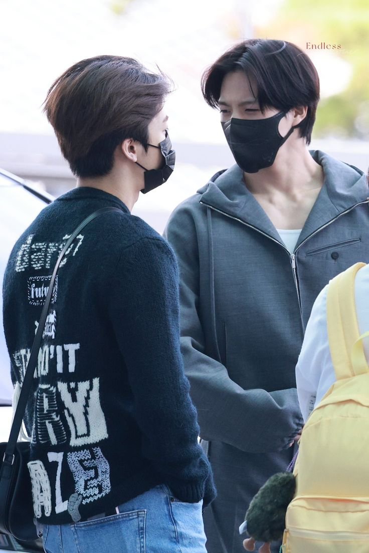 xen_l33's tweet photo. Ini tuh kayak couple hits yg baru selesai kelas/mau pulang kampus njir. https://t.co/jr524QLnAW