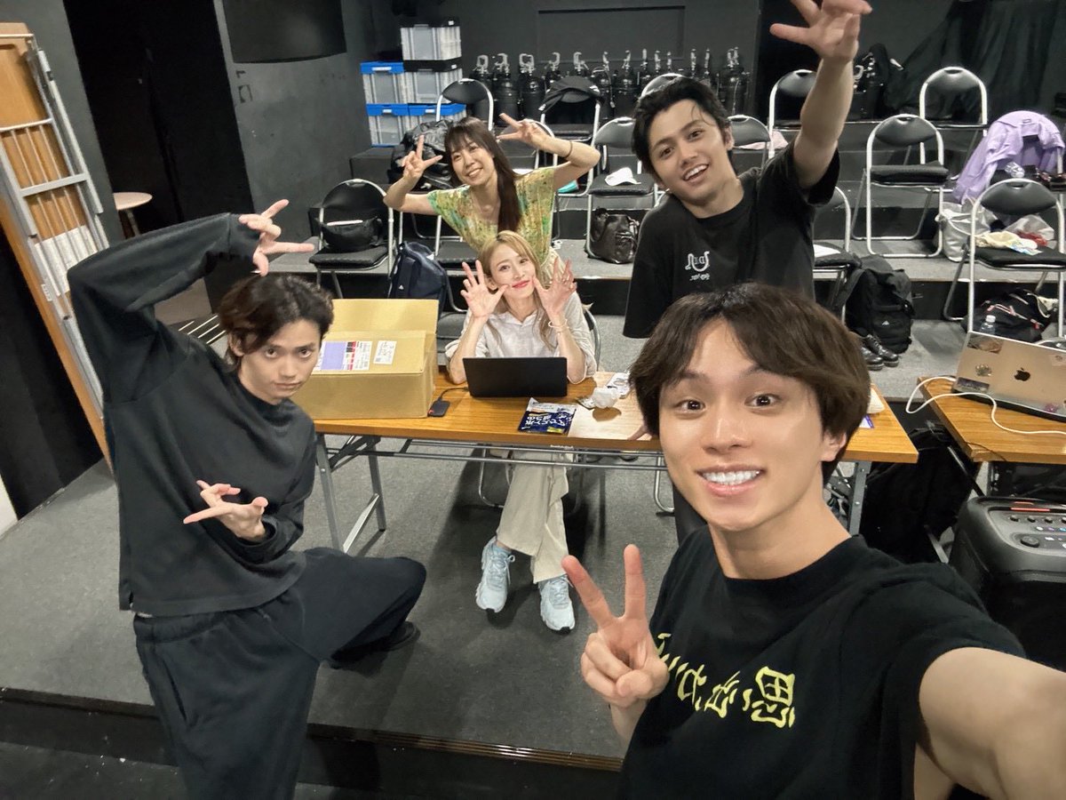 tomayano's tweet photo. #俺ライダー 
グッズラインナップ解禁！🦸‍♂️チェキ会も楽しんでくださいねー！

稽古も終盤！何度でも楽しんでいただけるように色んなことを稽古でチャレンジしてます！ぜひ観にいらしてください🧚‍♂️💫

https://t.co/FeOhTKjewC https://t.co/nQLaGC1Ttk