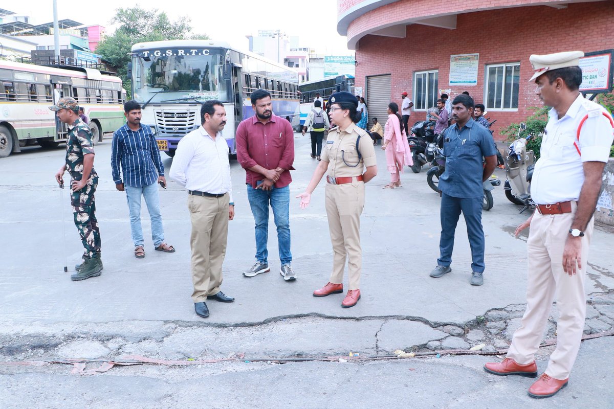 siddipetcp's tweet photo. Siddipet CP Rashmi Perumal, IPS conducted a field inspection at Victory Chowrasta and Old Bus Stand areas. Spotting road safety hazards and instructing officials for swift, strict action to ensure citizens have a safer commute. 

 Let's build safer roads together! #ArriveAlive https://t.co/neXtINryQY