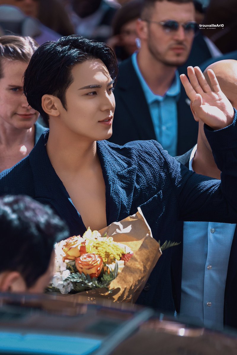 y_x10_'s tweet photo. 내 왕자님 꽃이랑 제일 잘 어울려 https://t.co/wOSI6W99hw