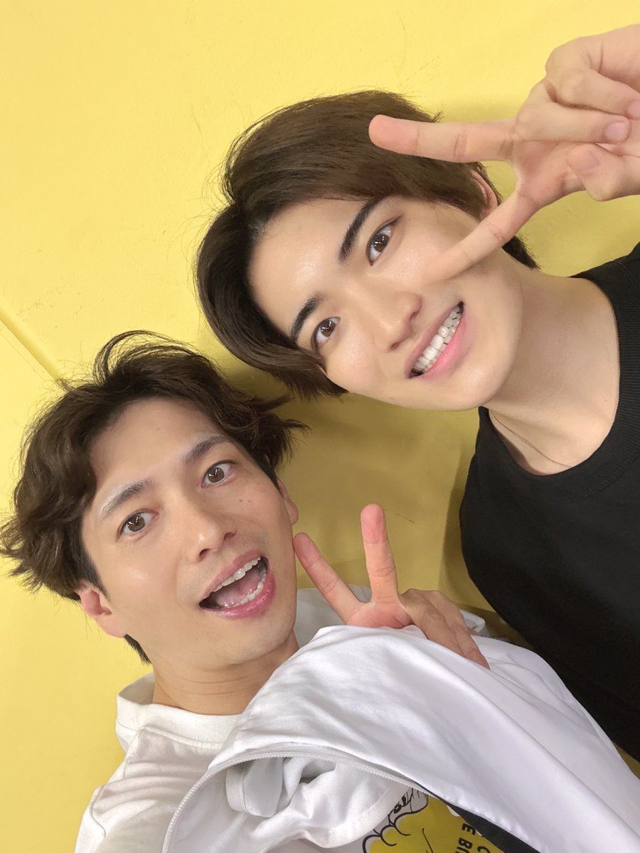 teruP2teru's tweet photo. 今日もペパロニヴァンパイア稽古でした。
今日は初共演の内海太一くんと！
いい声で爽やかでほんとかっこいいなっていつも思ってます！
明日からも頑張ります。
おやすみなさい💤
#舞台ペパロニヴァンパイア https://t.co/mjpMCp9ok0